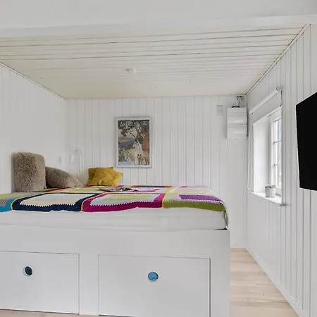 1 Bedroom Gorgeous In Ferienhaus *